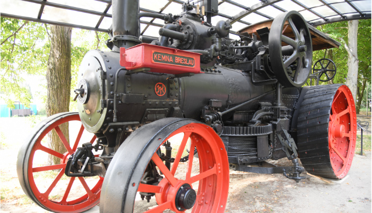 Stary lokomobil w muzeum w Szreniawie