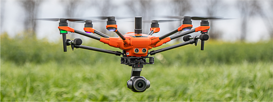 - WODR Dron latający nad polem w Sielinku