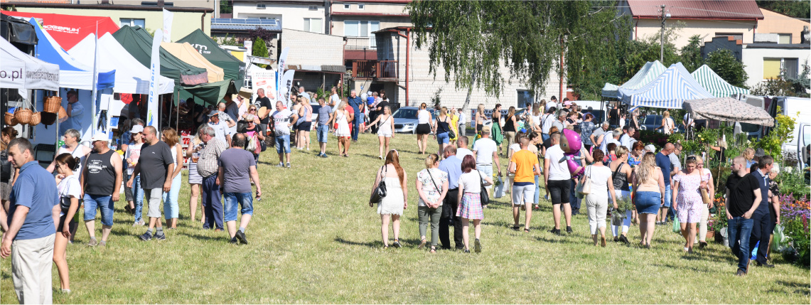 Widok na tłum ludzi na targach.