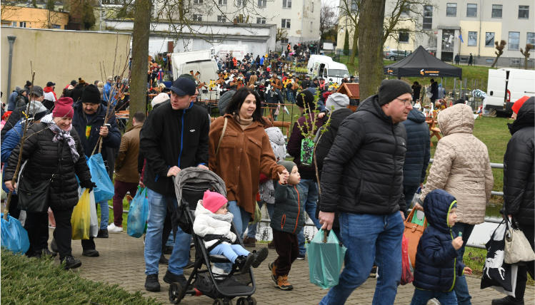 Mimo że pogoda nie dopisała, to odwiedzający po raz kolejny nie zawiedli i tłumnie stawili się w Marszewie Tłum ludzi spaceruje po terenie targów w Marszewie