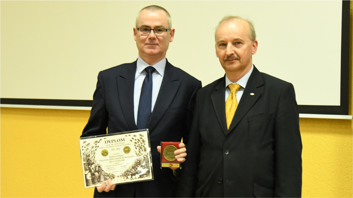 Dyrektor Maciej Szłykowicz (z lewej) oraz Stanisław Duszczak, sekretarz Polskiego Związku Pszczelarskiego