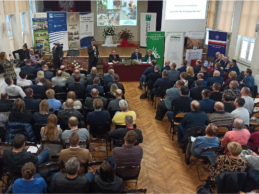 W spotkaniach uczestniczyły tłumy rolników Widok na salę od góry. Sala wypełniona jest publicznością.