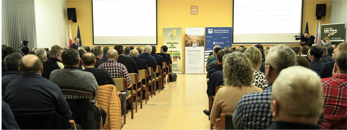 Pełna sala ludzi siedzących na krzesłach na forum w Sielinku