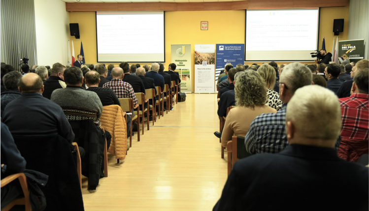 Pełna sala ludzi siedzących na krzesłach na forum w Sielinku