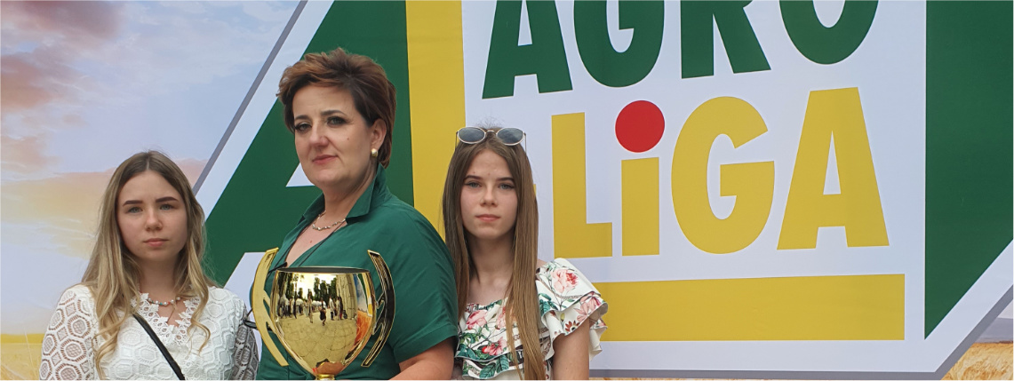 laureatka trzyma puchar