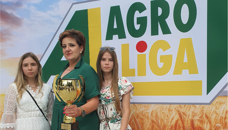 laureatka trzyma puchar