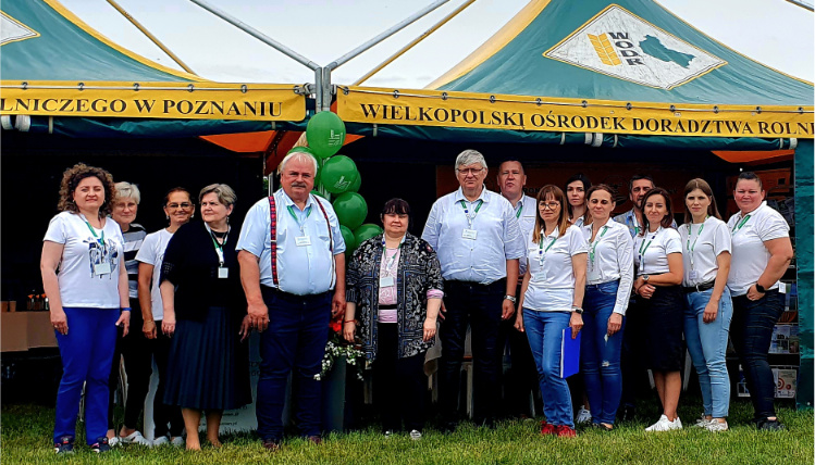 grupa doradców na stoisku WODR