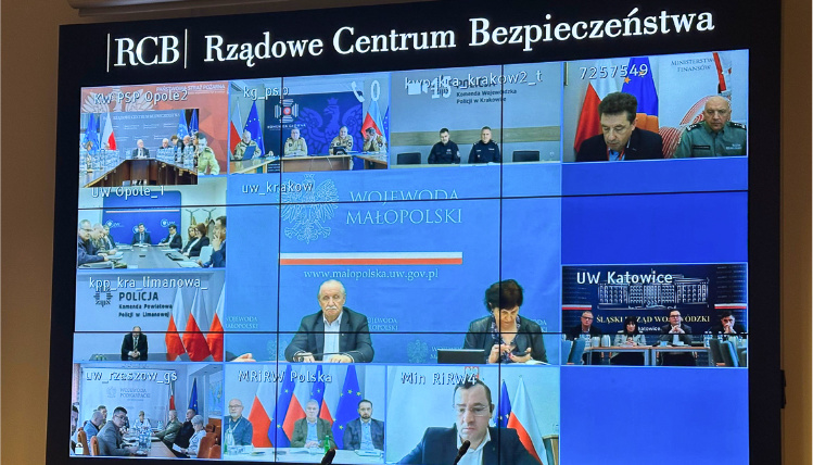 Ekrany telewizyjne prezentują posiedzenie sztabu