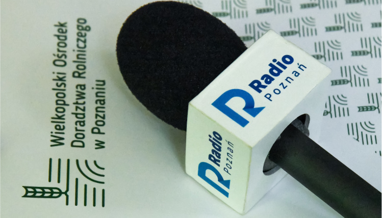 mikrofon Radia Poznań przy logotypie WODR