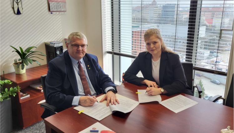 Wicemarszałek i dyrektor WODR podpisują umowę