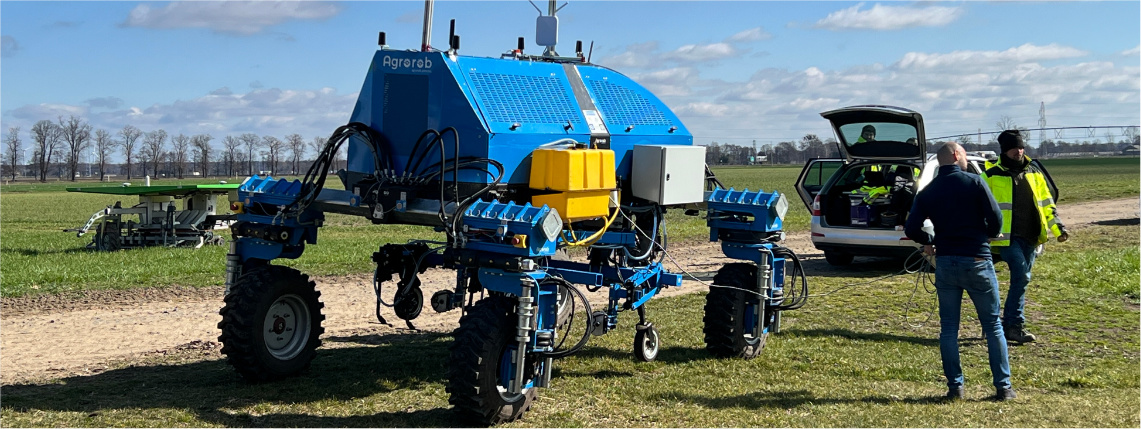 Robot na trawie jest przygotowywany do pracy