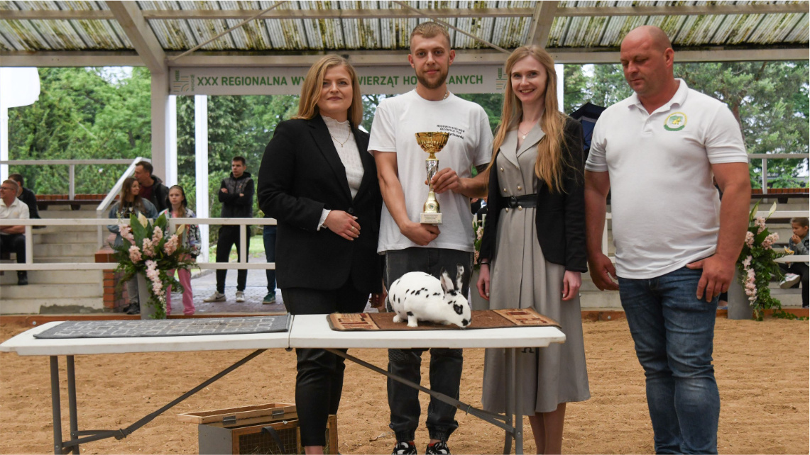 Wojciech Gzyl (z pucharem), hodowca czempiona w rasie karzełek baran madagaskarowy. Puchar i dyplom wręczali (od lewej): Justyna Winiarska, dyrektor WODR w Poznaniu; Artur Handzel, prezes KZHK oraz Wioleta Barczak, komisarz XXX RWZH w Sielinku