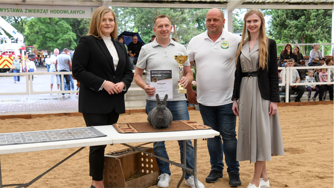Marcin Michalak (z dyplomem), hodowca czempiona w rasie królik nowozelandzki biały. Puchar i dyplom wręczali (od lewej): Justyna Winiarska, dyrektor WODR w Poznaniu; Wioleta Barczak, komisarz XXX RWZH w Sielinku oraz Artur Handzel, prezes KZHK