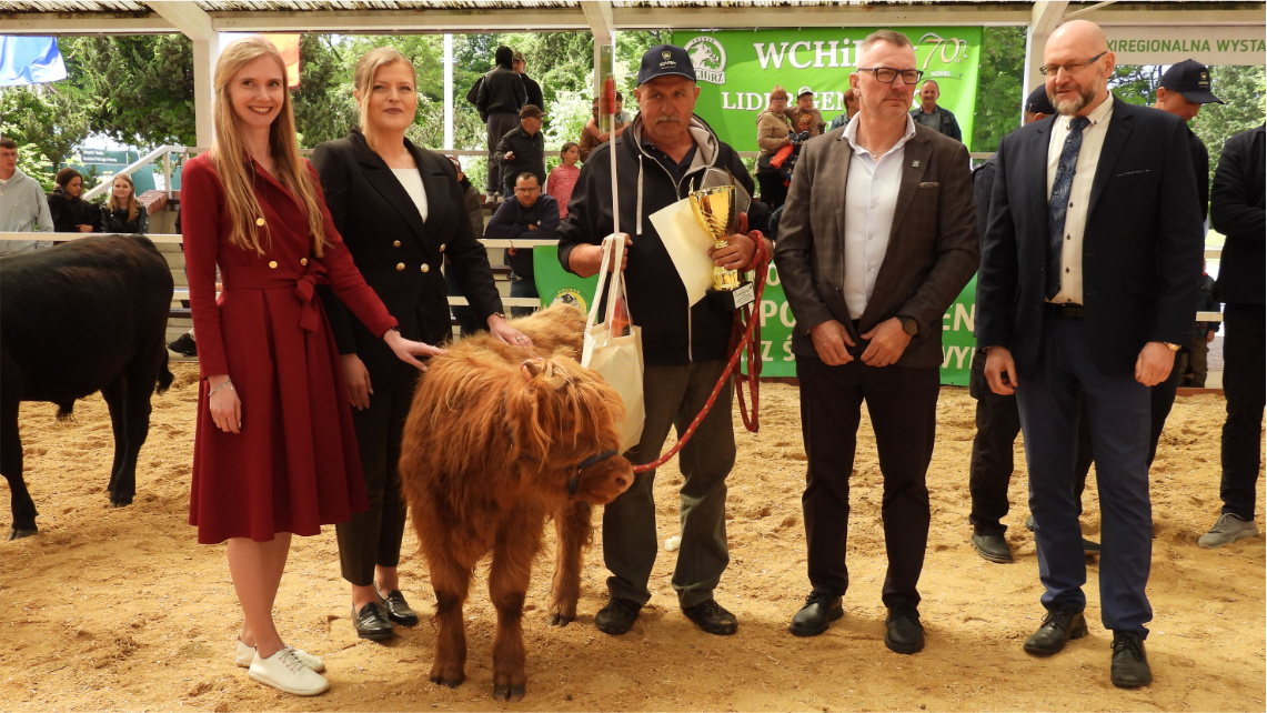 Czempion w kat. jałowice do 18 m-cy w rasie Highland
Od lewej: Wioleta Barczak – komisarz VII KWBM, Sielinko 2026, Justyna Winiarska, Dyrektor WODR w Poznaniu; Schlegel, Hodowca; Jacek Klimza, Prezes PZHiPBM; Janusz Piotrowski, Dyrektor biura PZHiPBM